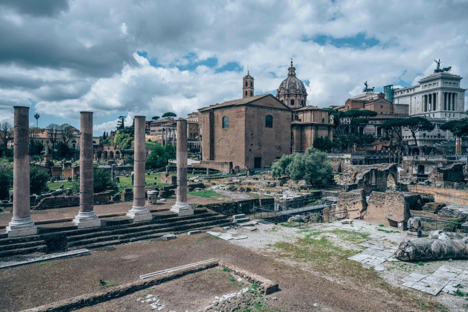 10 Wonders of Rome in 3 hours - Trevi Fountain and the Pontifical Gregorian University: where Rome gets theatrical
