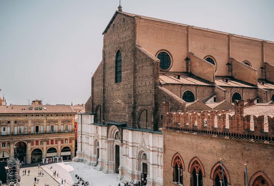 Bologna: Small-Group Tour with the Historic Archiginnasio - Quadrilatero Market: snack lanes and real Bologna shopping