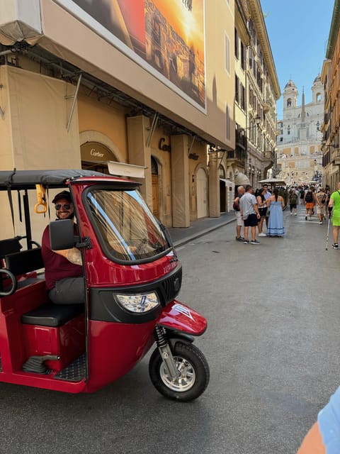 E-Tuk Tour: Express Highlights of Rome - Guides, headsets, and photo stops: how the stories stay clear