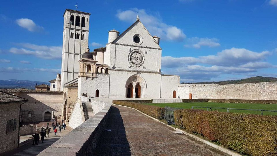 From Rome: Umbria, Assisi and Orvieto Day Tour - Guides and languages: what the small-group format really changes