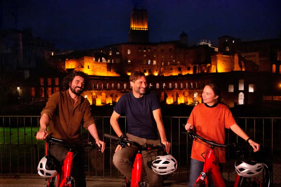 Night Tour of Rome with Top E-bike & optional Italian Dinner - Piazza Venezia to Imperial Fora: the long view at the end of the night