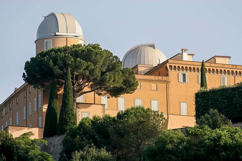 Papal Palace and Secret Garden Ticket and Audio Guide - What You’ll See Inside: Maderno’s Palace and the Frescoes to Watch For