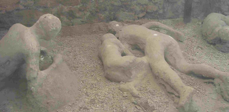 Pompeii and Amalfi Coast Full-Day Tour from Rome - 07:15 pickup and the drive south from Rome
