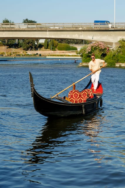 Roma: The one and only Roma Gondola tours on the lake! - The driver experience: friendly, personal, and photo-friendly