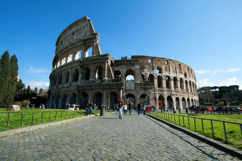 Rome Bike Rentals - Gear check at Via dei Delfini: keep it simple