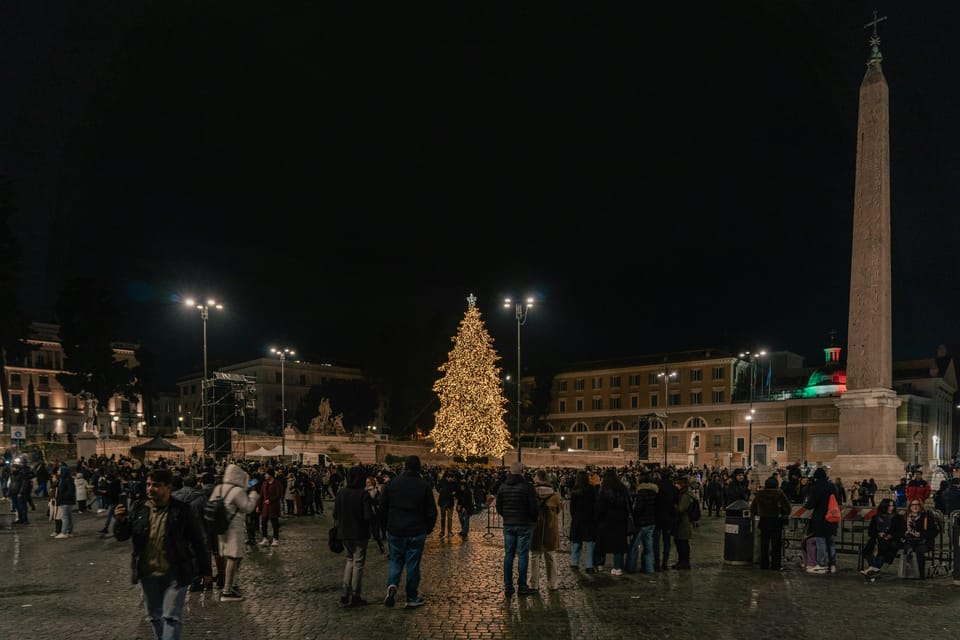 Rome: Christmas Lights Walking Tour - Moving down Via del Corso and around Piazza Colonna