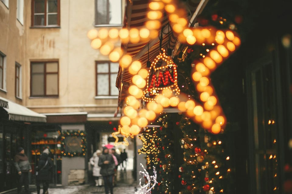 Rome: Christmas Lights Walking Tour - Pantheon area at Piazza della Rotonda: where the lights meet the legend