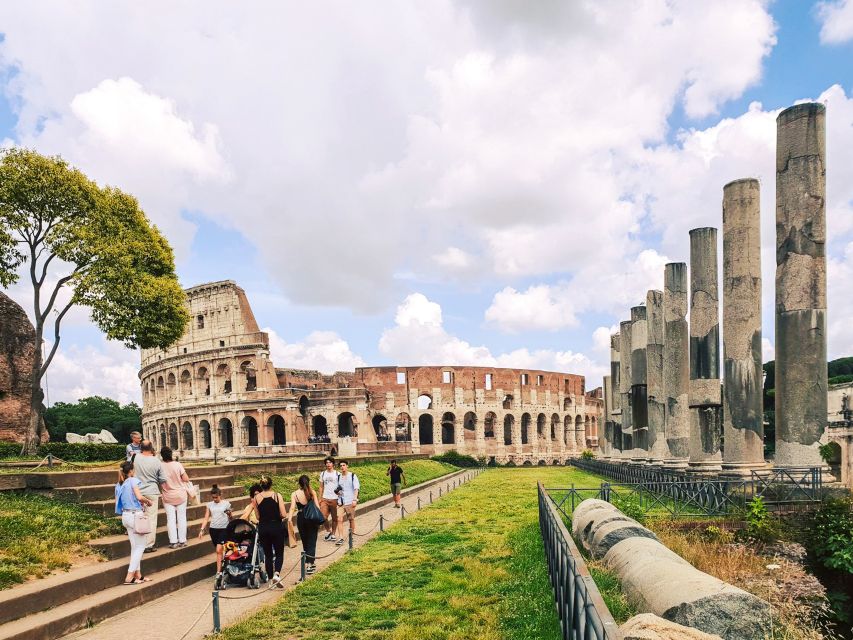 Rome: Colosseum, Palatine Hill and Roman Forum Guided Tour - The arches: Constantine and Titus as Roman messaging