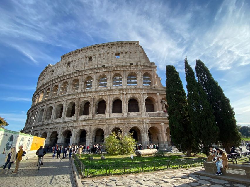 Rome: Colosseum, Roman Forum, and Palatine Hill Ancient Tour - Your guide and headphones: how the tour actually comes together