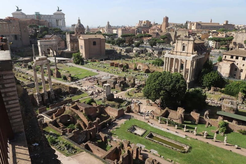 Rome: Colosseum & Roman Forum Guided Tour - Colosseum levels 1 and 2: from arena photos to the real machine
