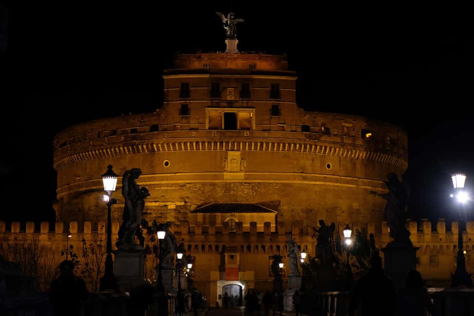 Rome: Murder Mysteries of Rome Guided Walking Tour - Start at Campo de’ Fiori: the yellow flag moment