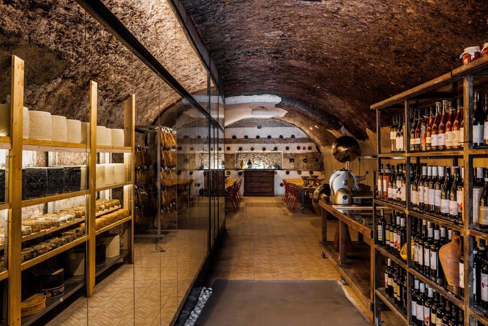 Rome: Pedal and Taste the Top 5 Tastings with e-Bike Tour - Start at Lungotevere: what the first minutes feel like
