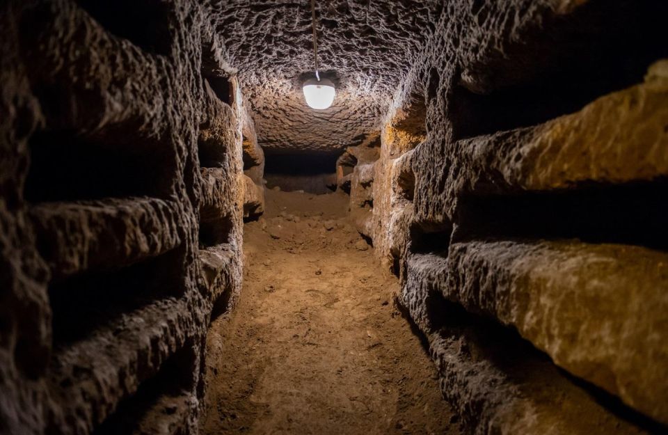 Rome: Underground Catacombs Guided Tour with Transfer - Entering St. Callixtus: an early Christian cemetery under Rome